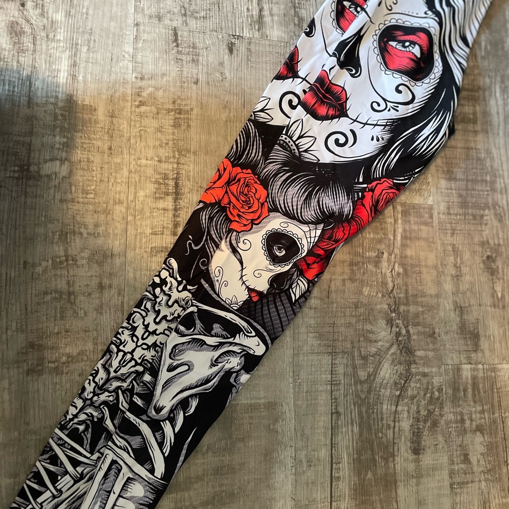Women's Graphic Workout Leggings - Black and Red